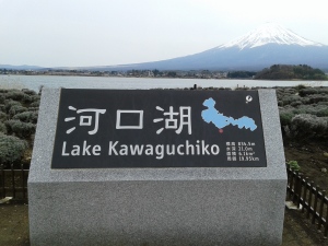 Gunung Fuji dan Danau Kawaguchiko di siang hari